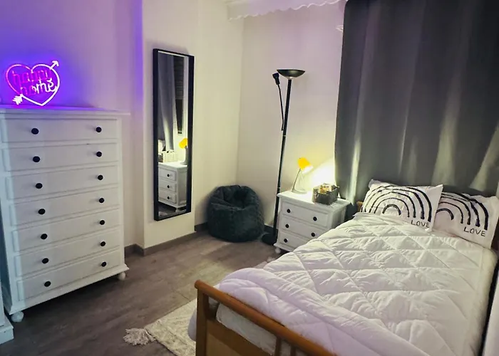 Cozy Private Room Near Beach - Females Only