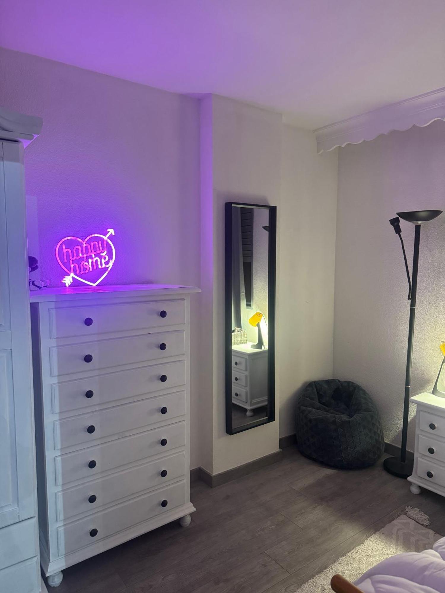 Cozy Private Near - Females Only *